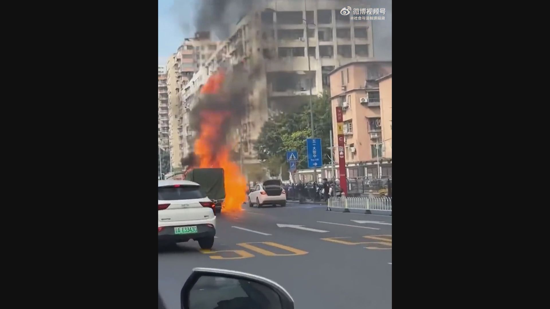 廣州貨車起火波及多架電動車　「火龍」一度長達數十米