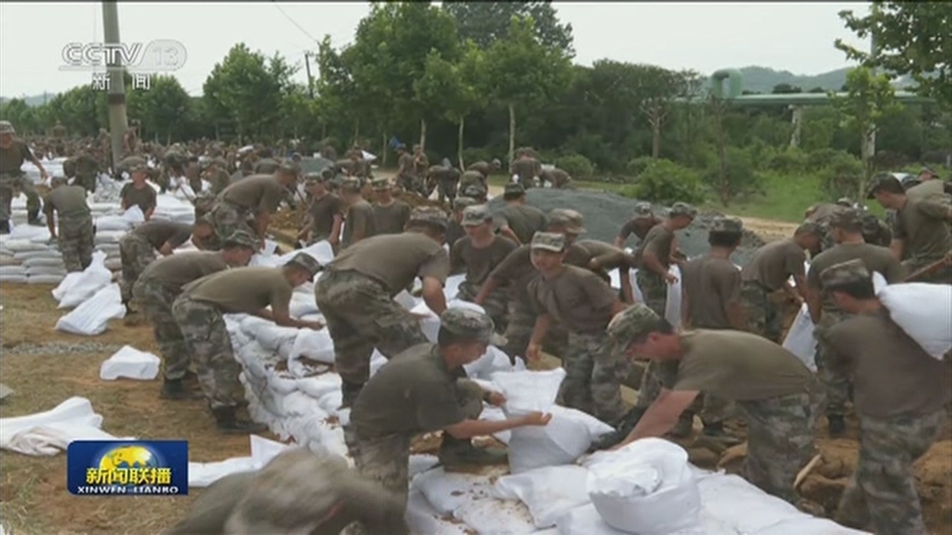 解放軍出動多支陸軍部隊及官兵到江西及安徽等地抗洪