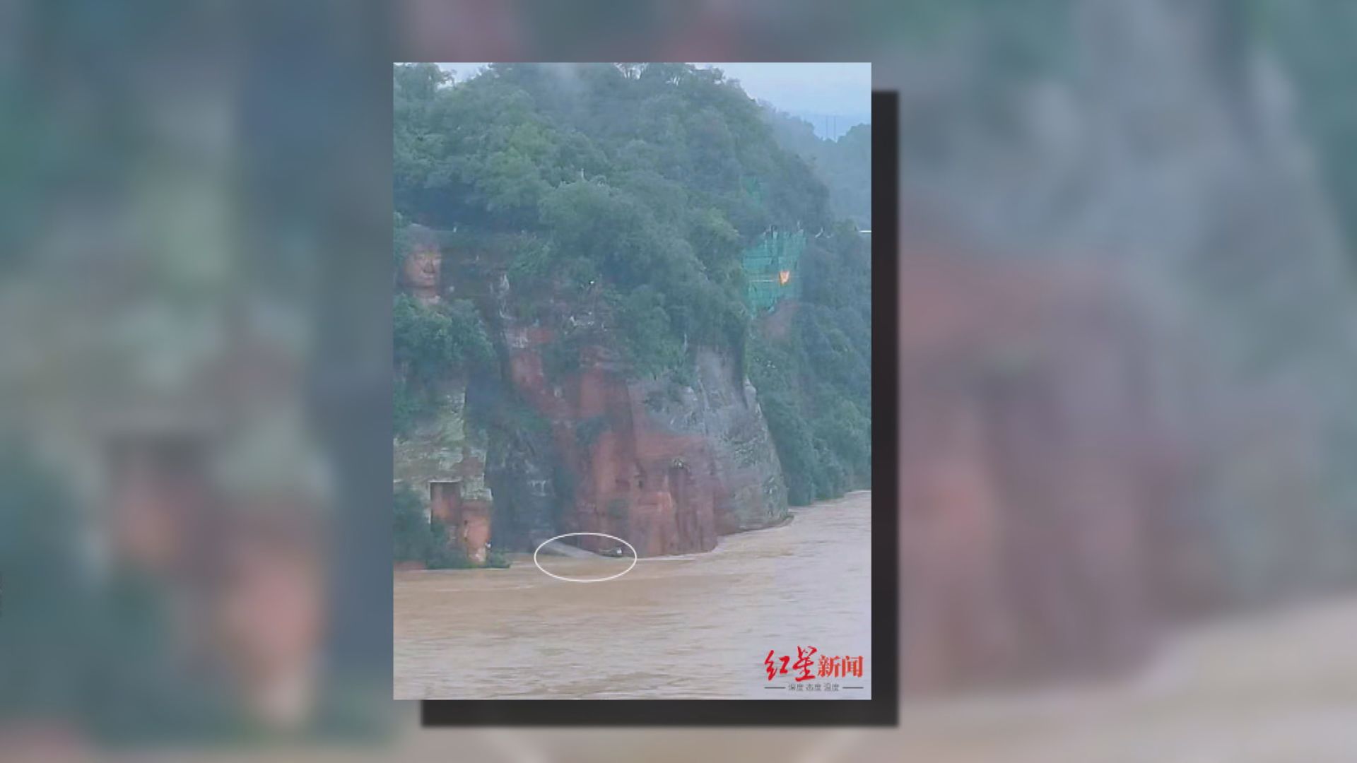 四川河流水位暴漲　浸沒樂山大佛腳趾