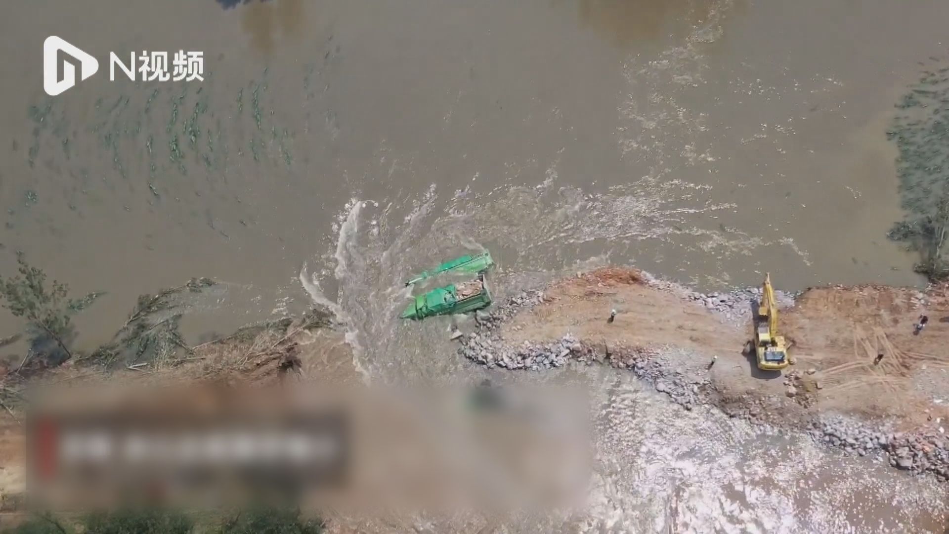 有指鄭州地鐵停車場附近排水溝災前被加水泥板