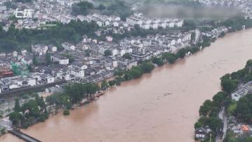 南方汛情持續 安徽黃山市七百年古橋被沖毀