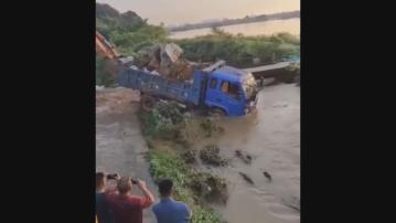 內地暴雨帶北移 湖南有人用貨車堵塞決堤位置