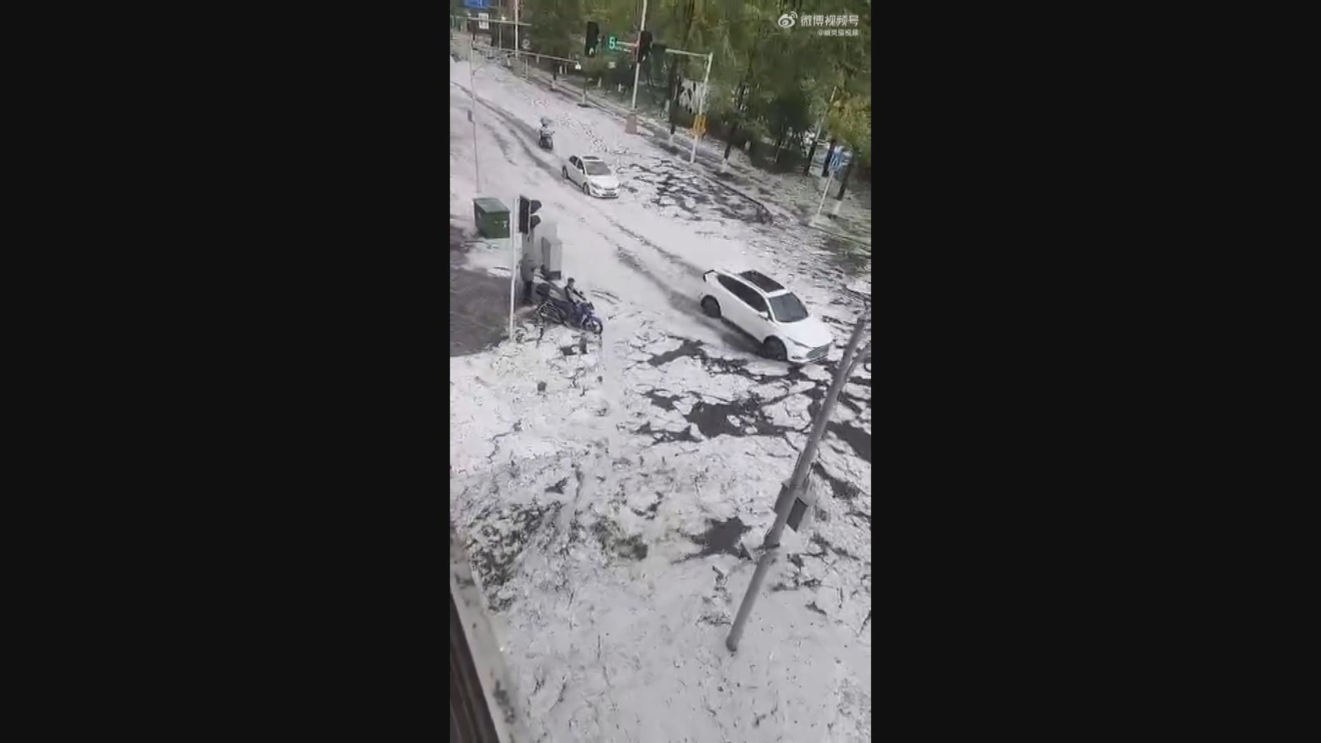 四川青川縣突遭冰雹侵襲　街道猶如「冰河」
