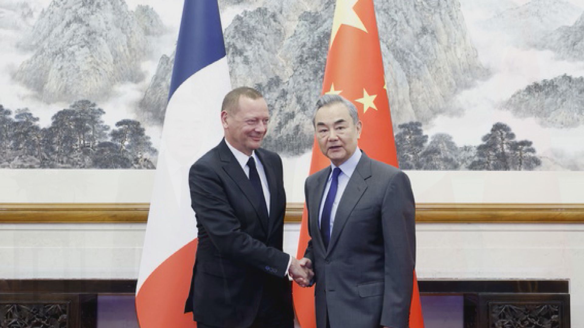 王毅與法國總統外事顧問舉行中法戰略對話