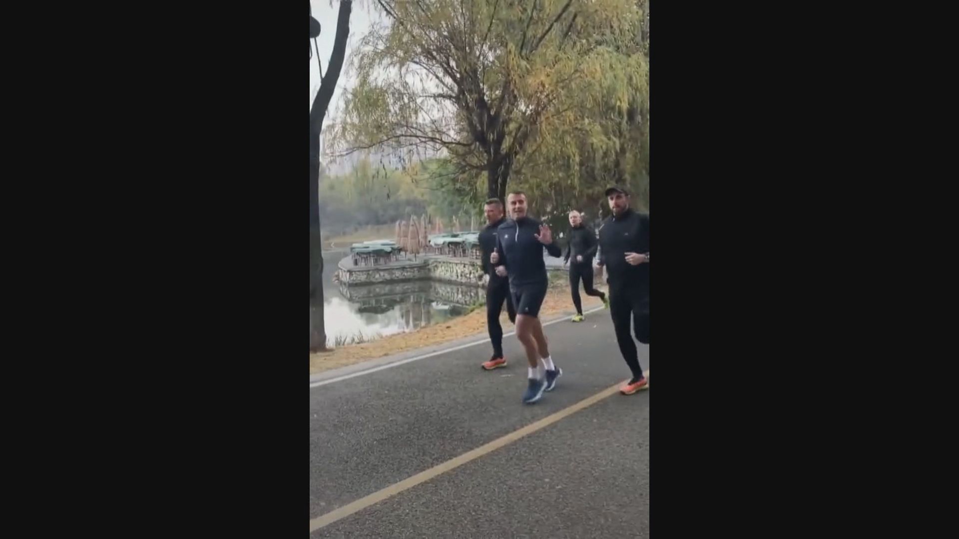 馬克龍訪華轉抵成都　被拍到公園晨跑與民眾打招呼