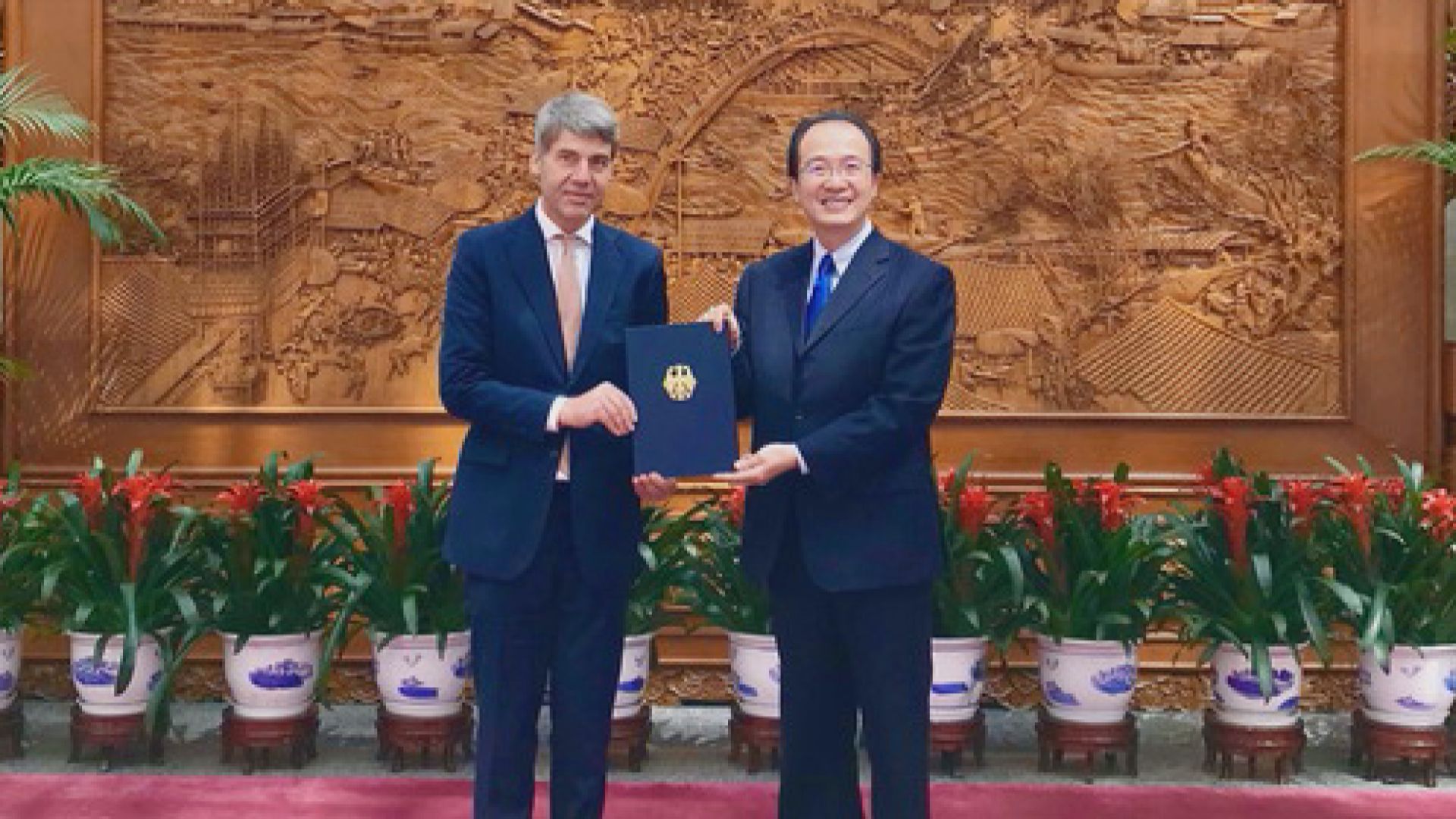 中國對德國駐華大使賀岩逝世表示震驚和哀悼