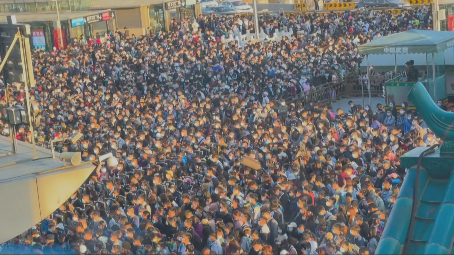 內地「五一」假期景點人頭湧湧　持票未必能入場