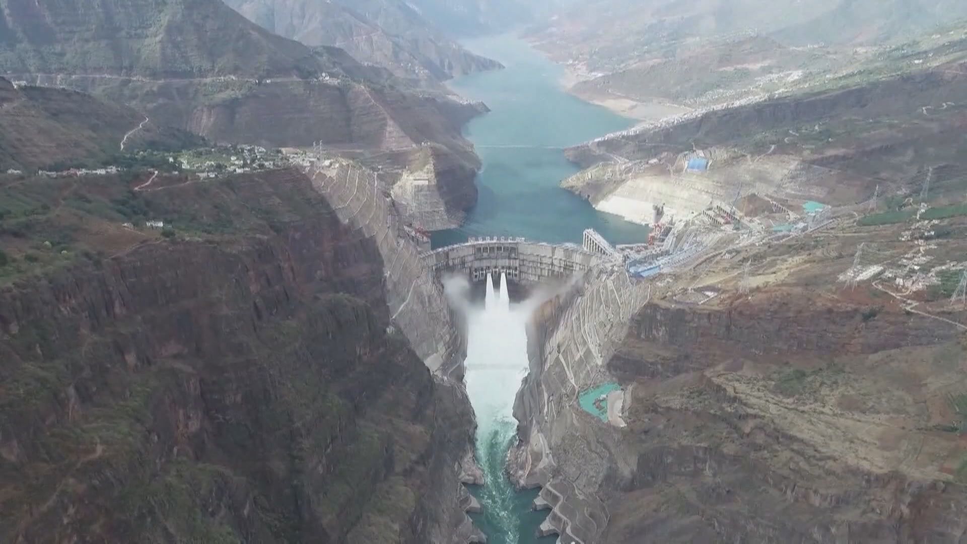 金沙江白鶴灘水電站首批機組投產發電