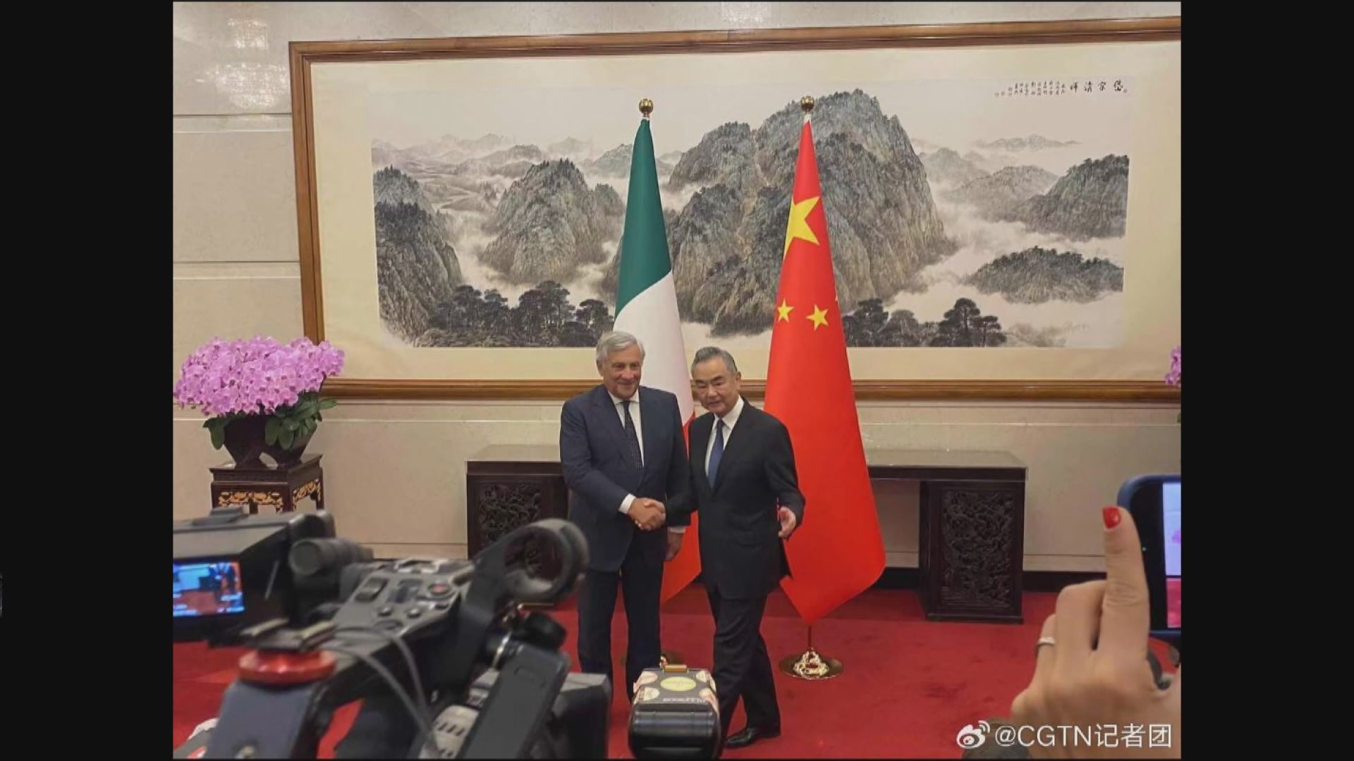 王毅會見意大利外長塔亞尼