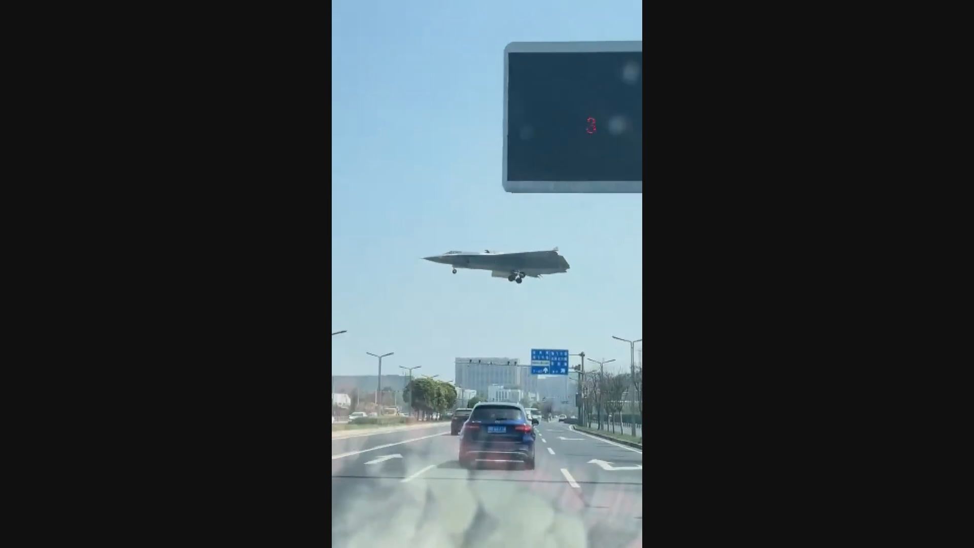 殲-36低空飛越成都市區　被指是刻意「展示實力」