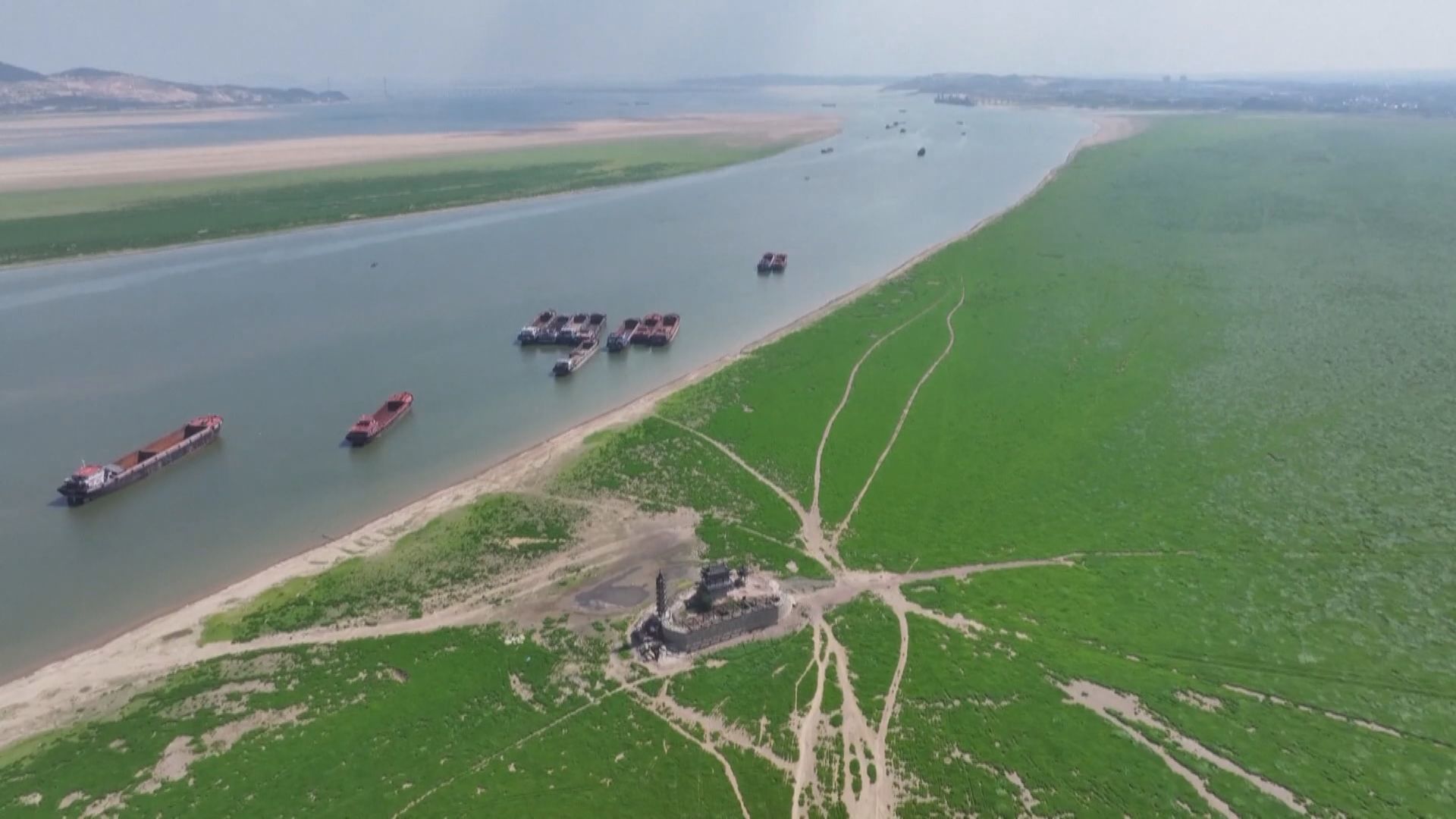 持續高溫少雨令江西鄱陽湖提前進入枯水期　露出宋代建築落星墩