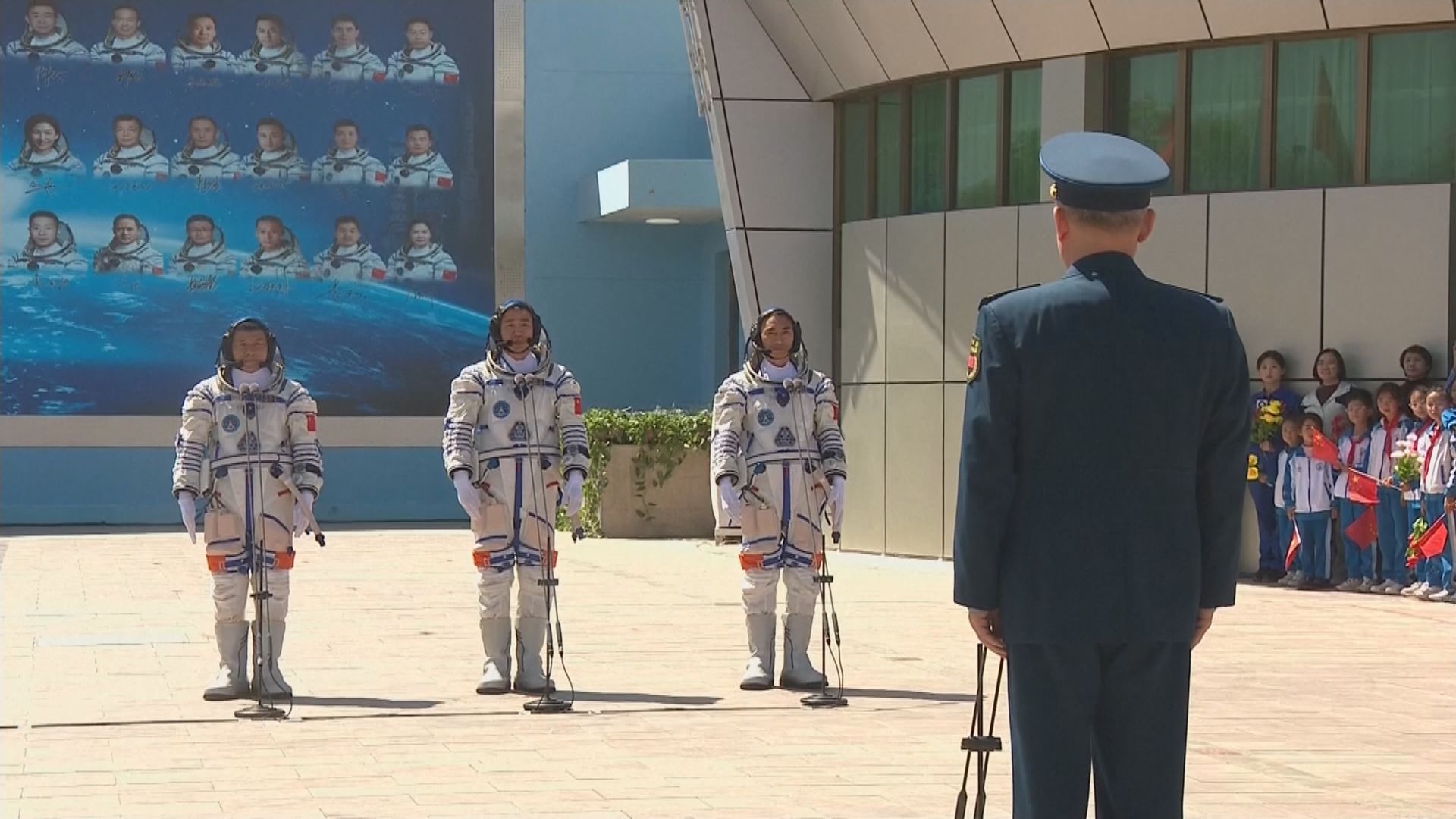 神舟二十號三名航天員領命出征