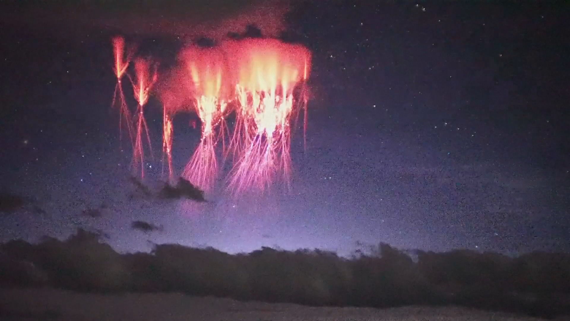 西藏罕現紅色精靈閃電　僅存在不到三十分之一秒