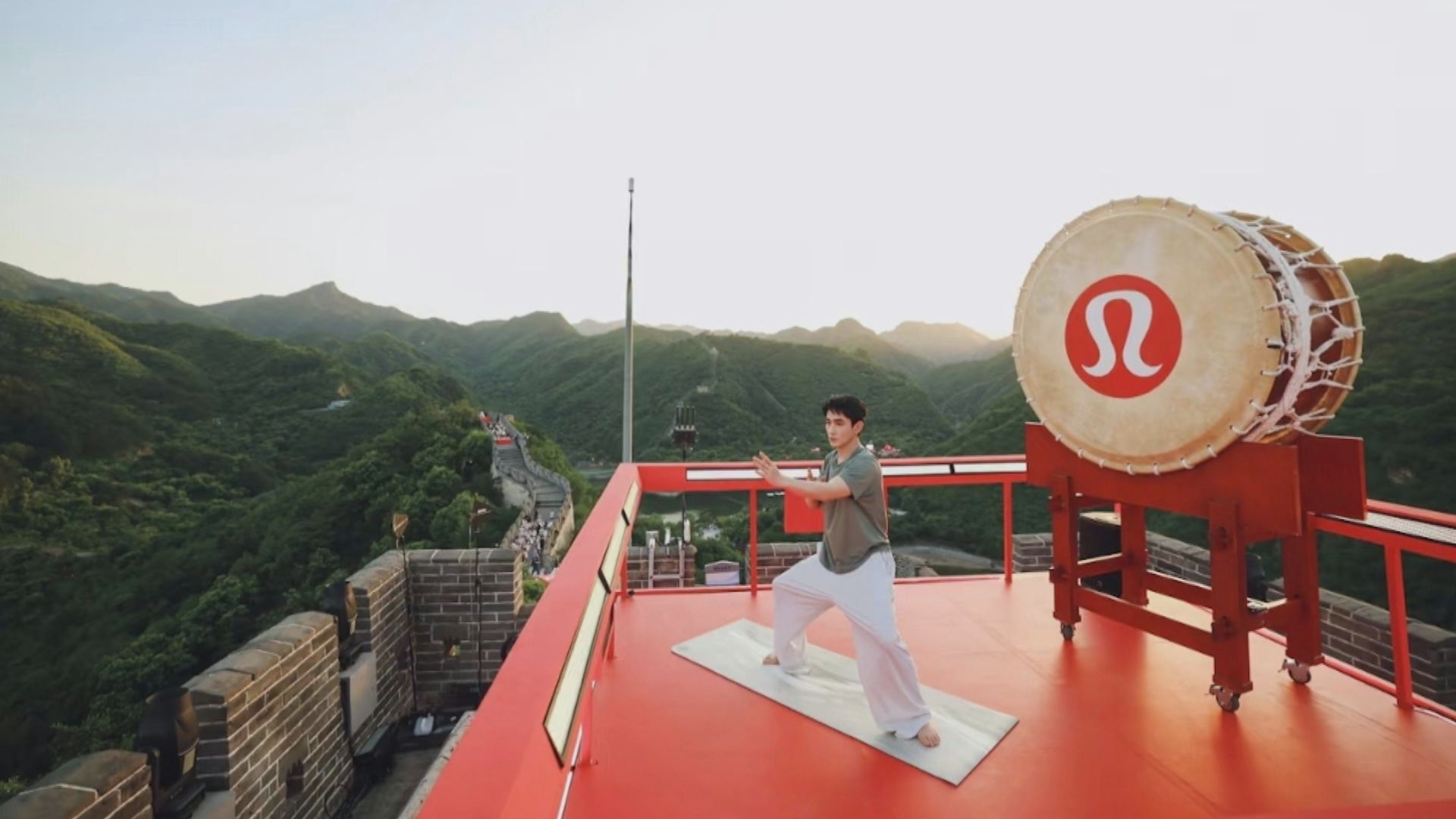 內地演員朱一龍被指在長城敲打日本太鼓　品牌方Lululemon致歉