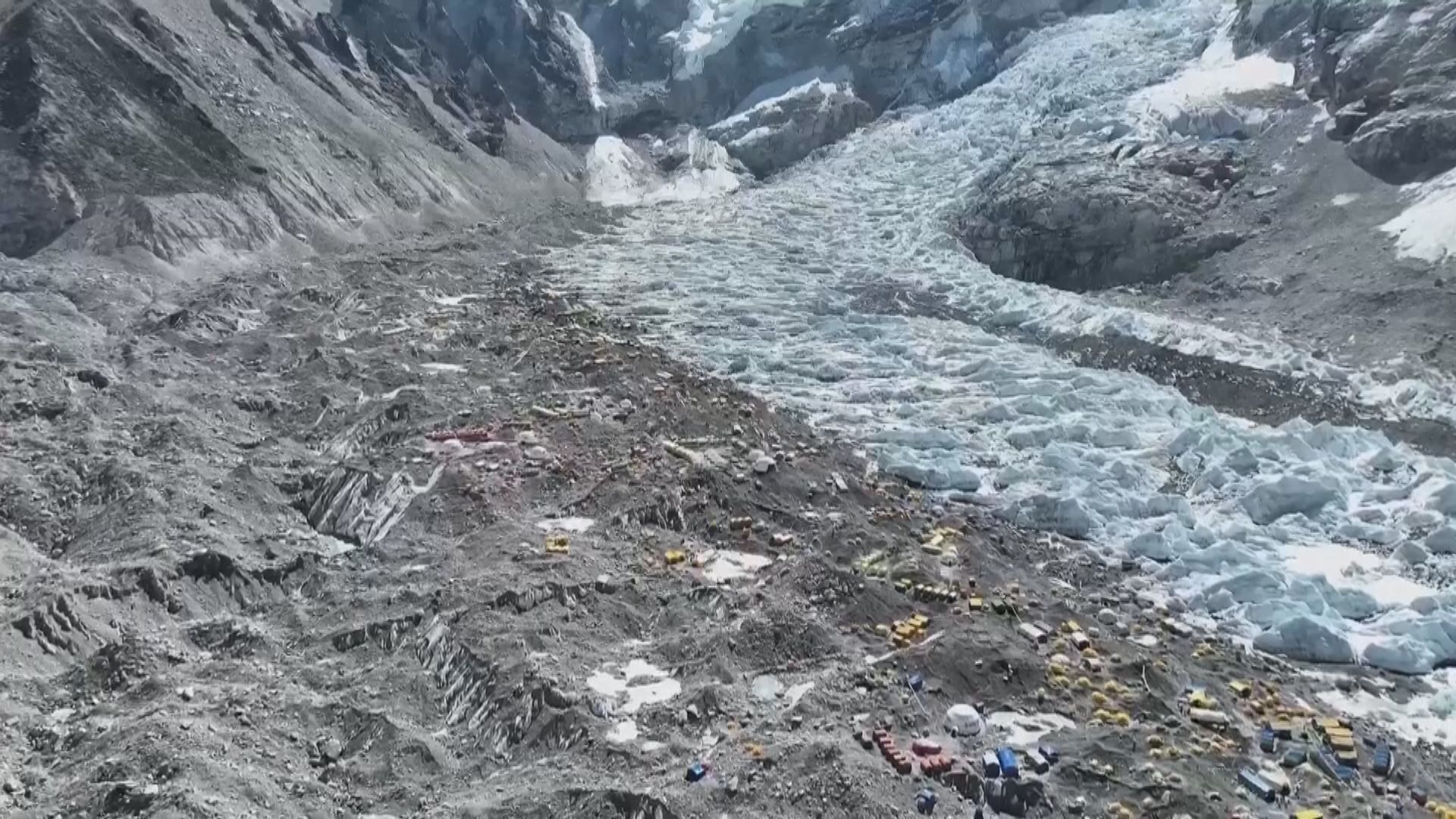 珠峰東坡營地據報近千人因暴雪被困　景區：正疏導道路營救被困人員