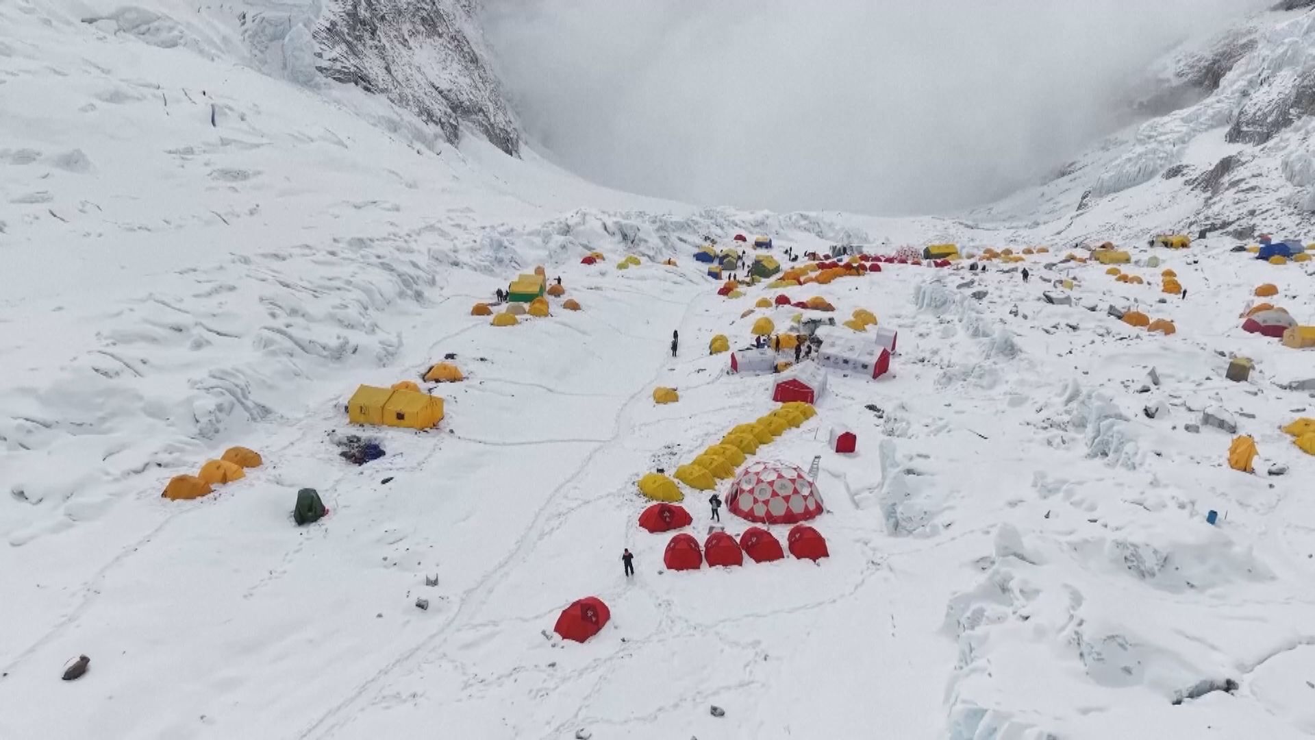 珠峰東坡營地據報近千人因暴雪被困　日喀則市政府：首批隊伍已與遊客會合