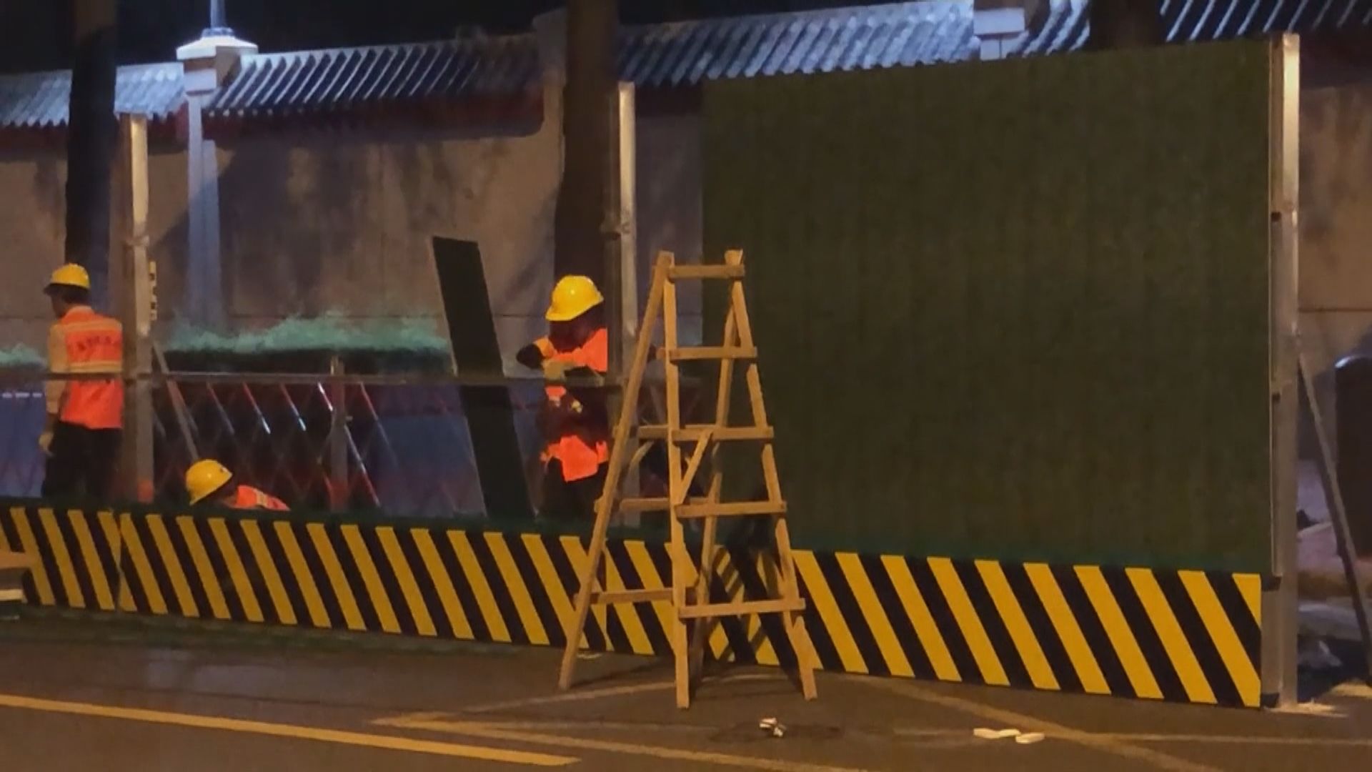 中方在前美國駐成都總領事館外加建圍欄