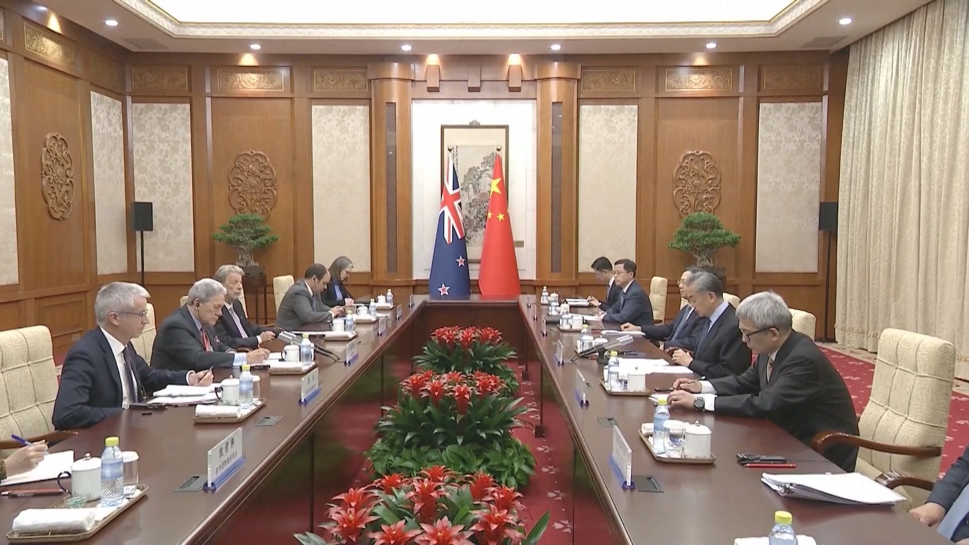 新西蘭外長彼得斯訪華會見王毅及韓正　稱有提及解放軍在澳新海域實彈演習一事