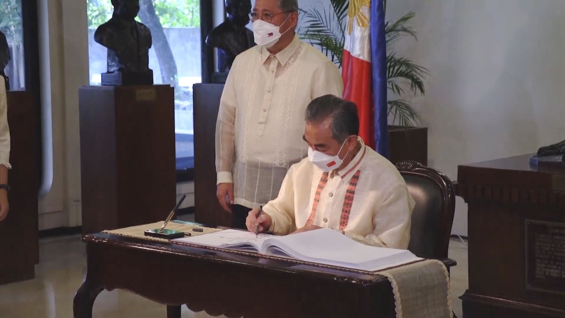 王毅到訪菲律賓　將會見新任總統小馬可斯