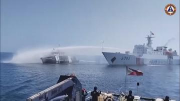 中國海警驅離闖入黃岩島附近海域菲律賓公務船