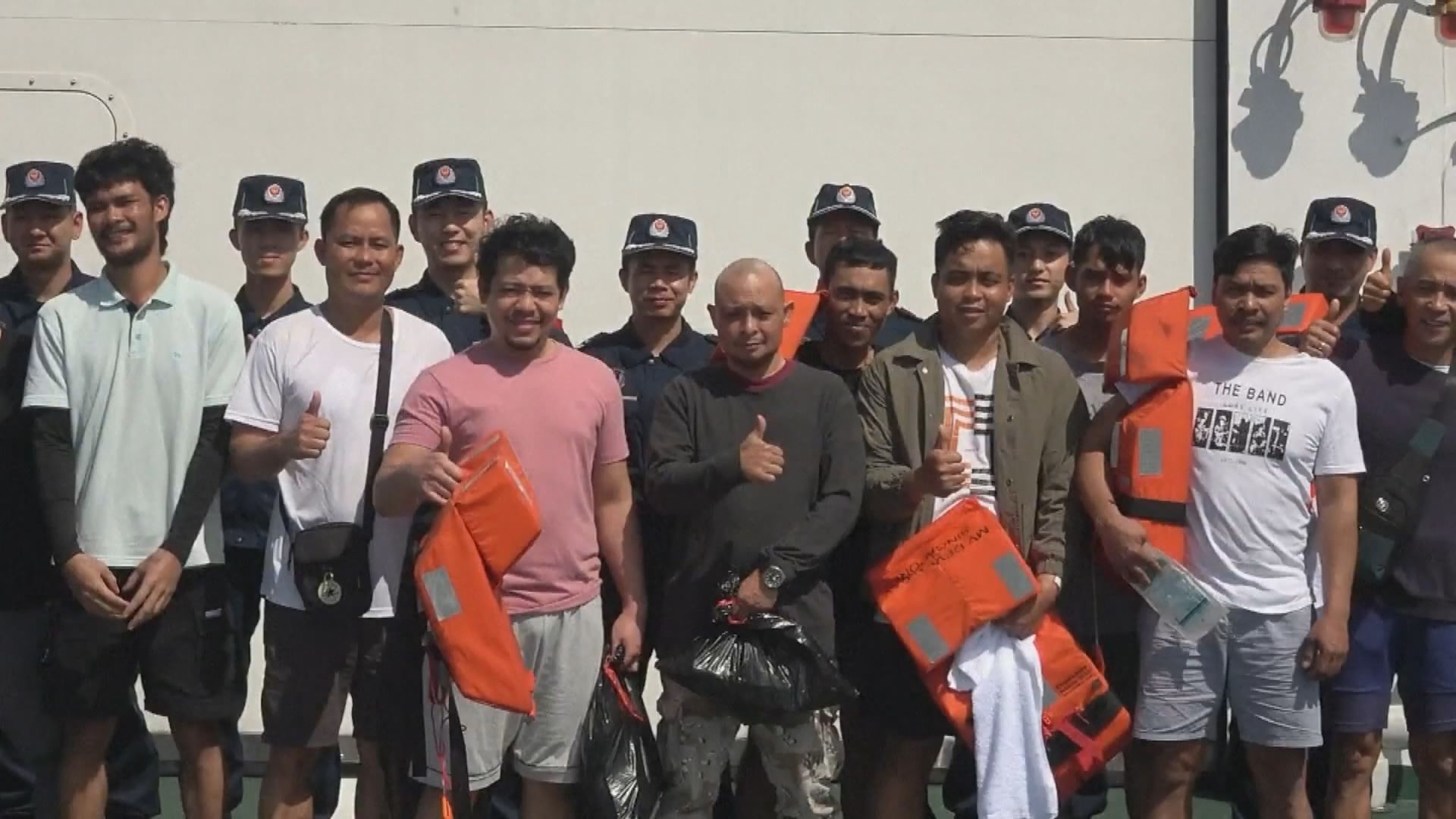 黃岩島貨輪日前傾覆　中國海警向菲方移交獲救船員