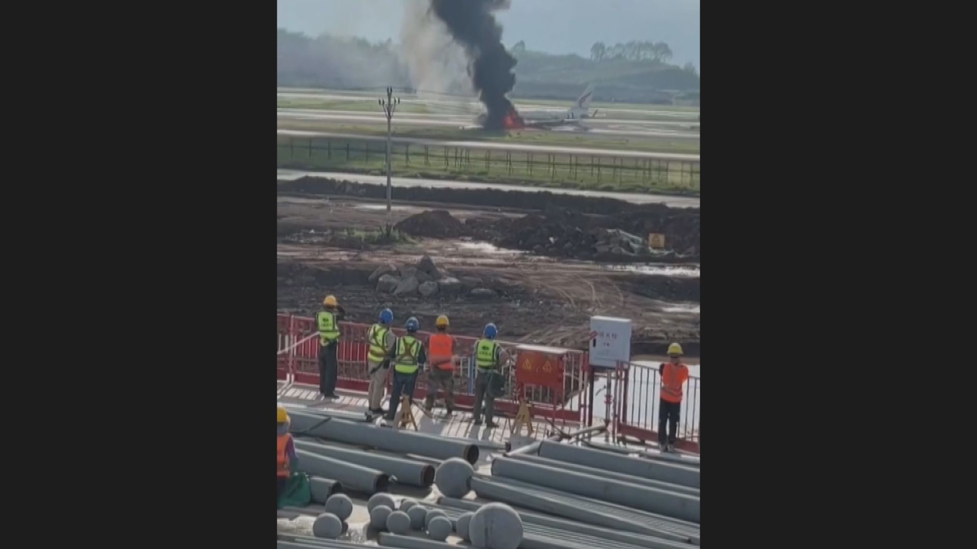 重慶機場客機衝出跑道起火　36名旅客受傷