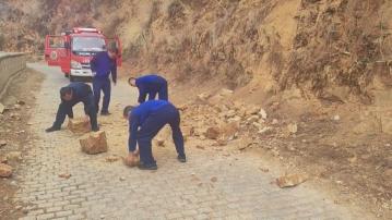 雲南昭通4.9級地震 有泥石掉下阻塞道路