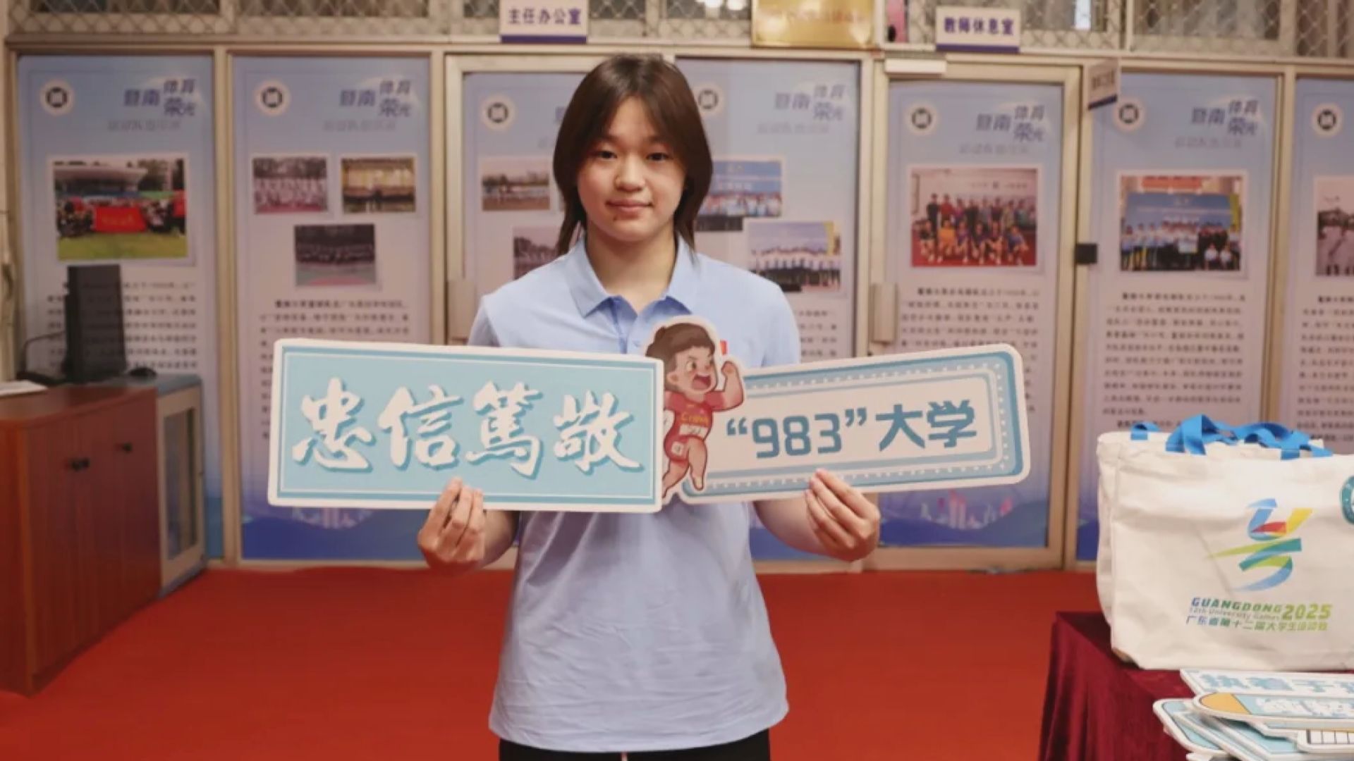 巴黎奧運跳水雙金得主全紅嬋　現身暨南大學報到簽名衫贈校