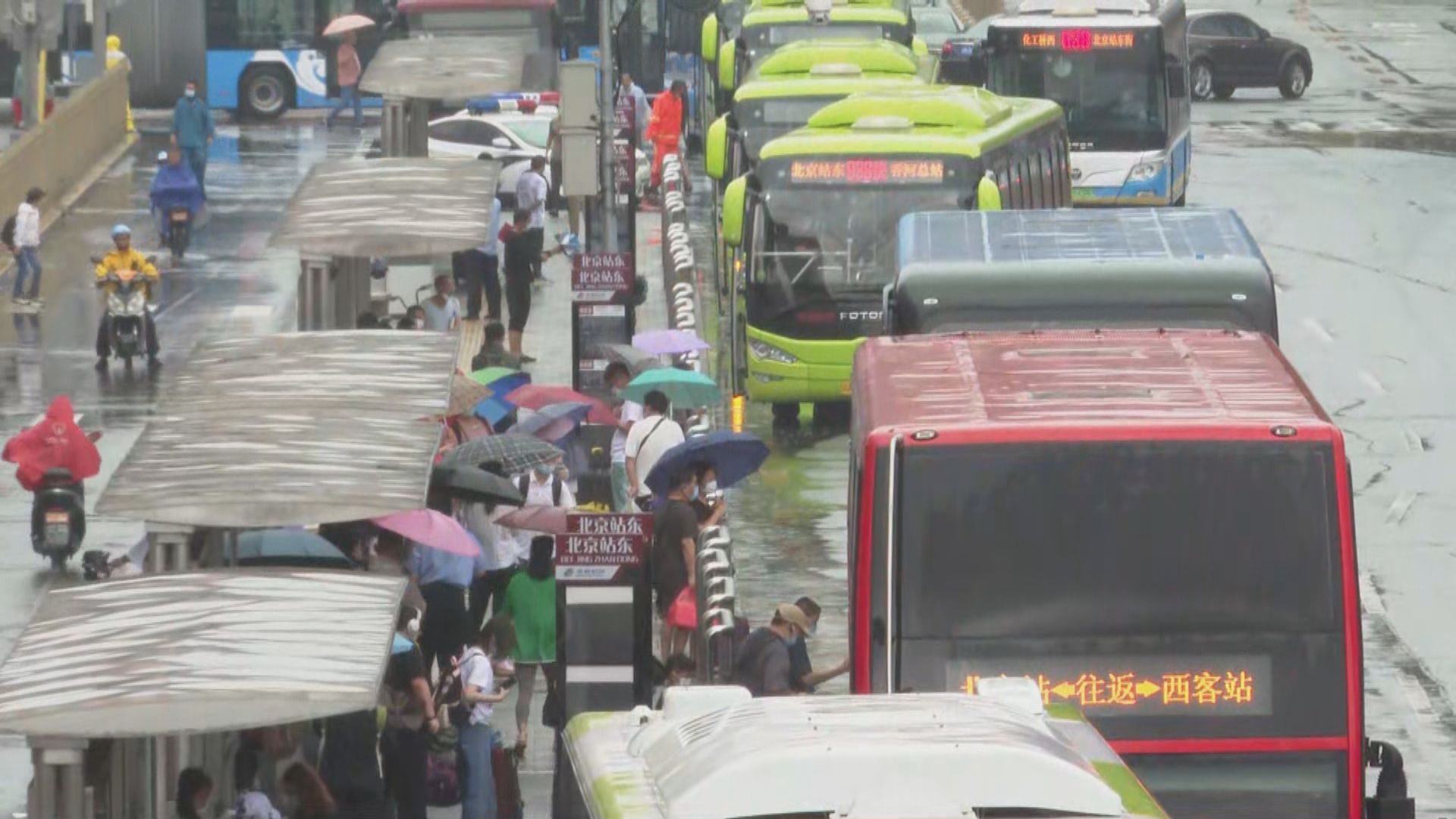 北京暴雨市民提早出門上班　旅客棄赴長城改室內活動