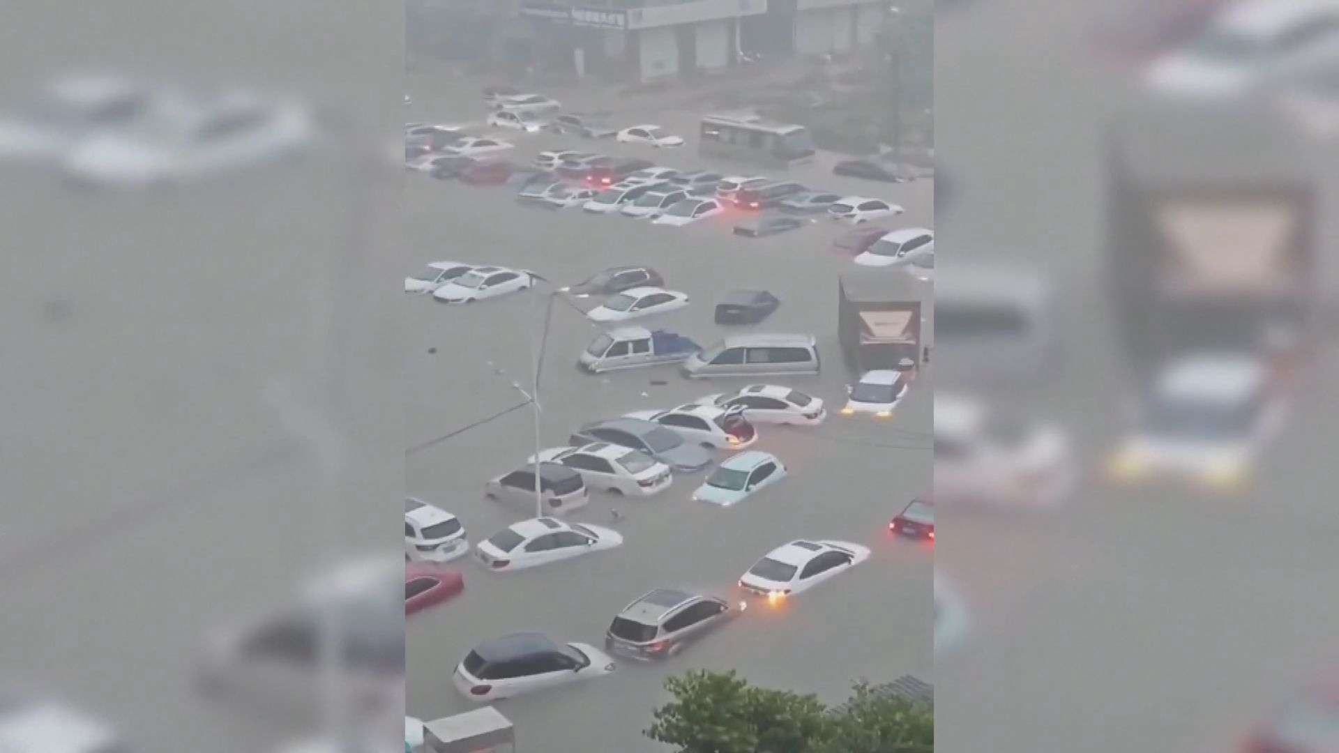 廣西欽州近十年來最嚴重暴雨　近百輛車被淹浸