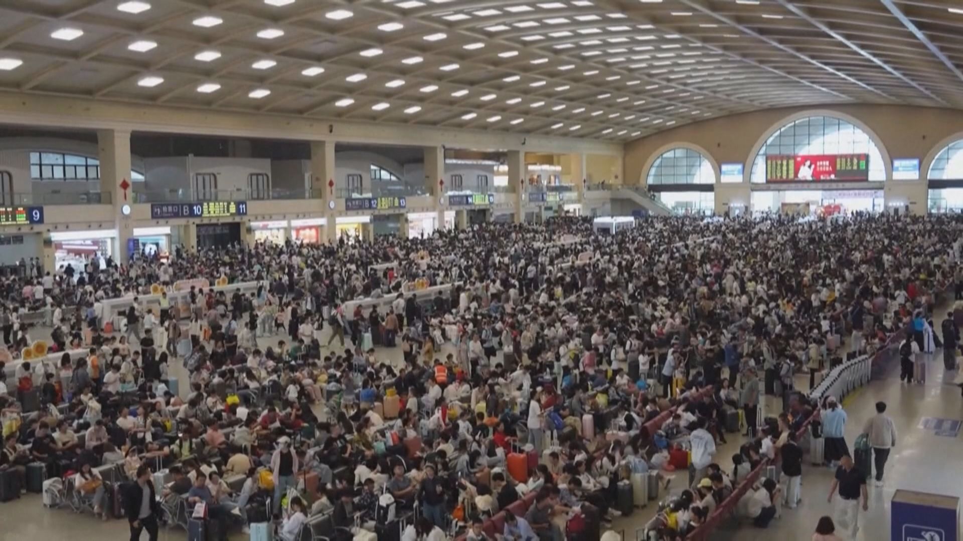 內地國慶中秋假期進入回程高峰　央視稱港澳煙花匯演等活動吸引民眾出遊