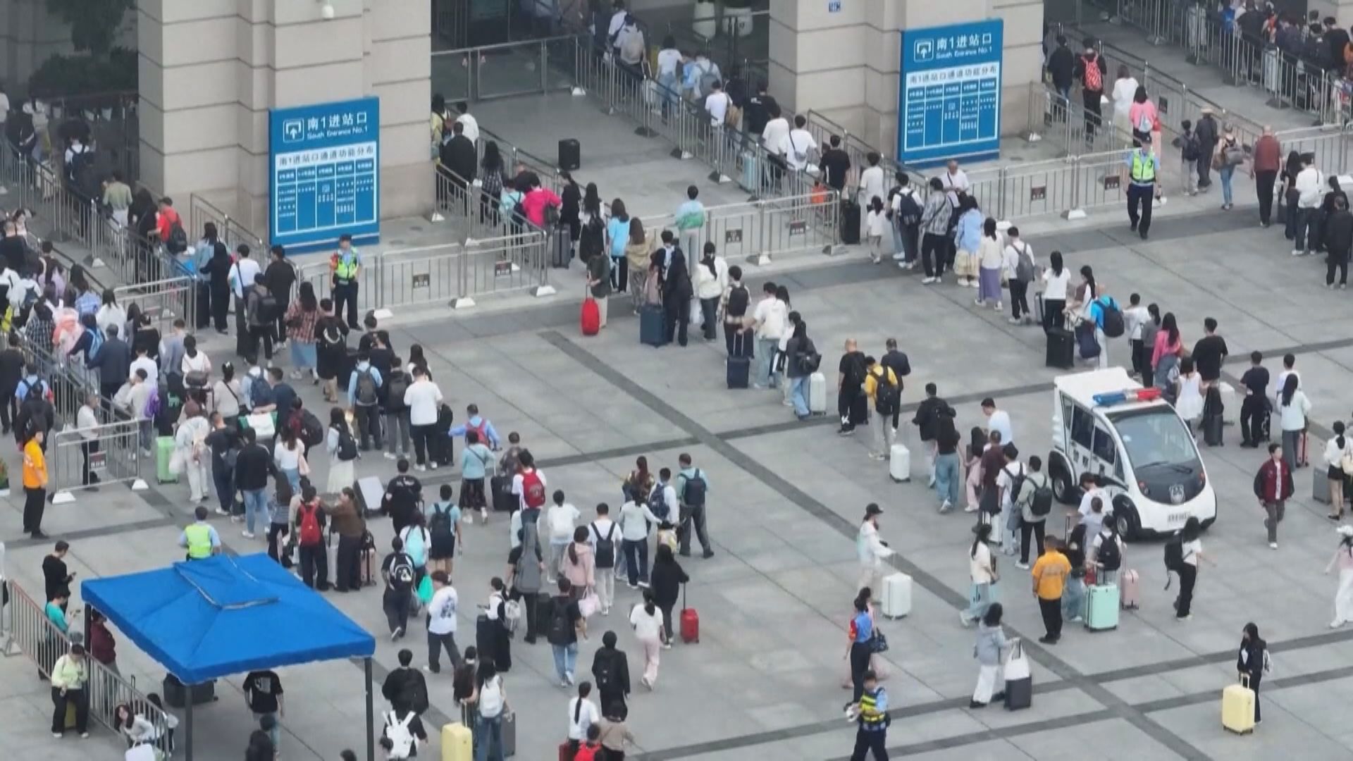 內地國慶中秋假期進入回程高峰　央視稱港澳煙花匯演等活動吸引民眾出遊