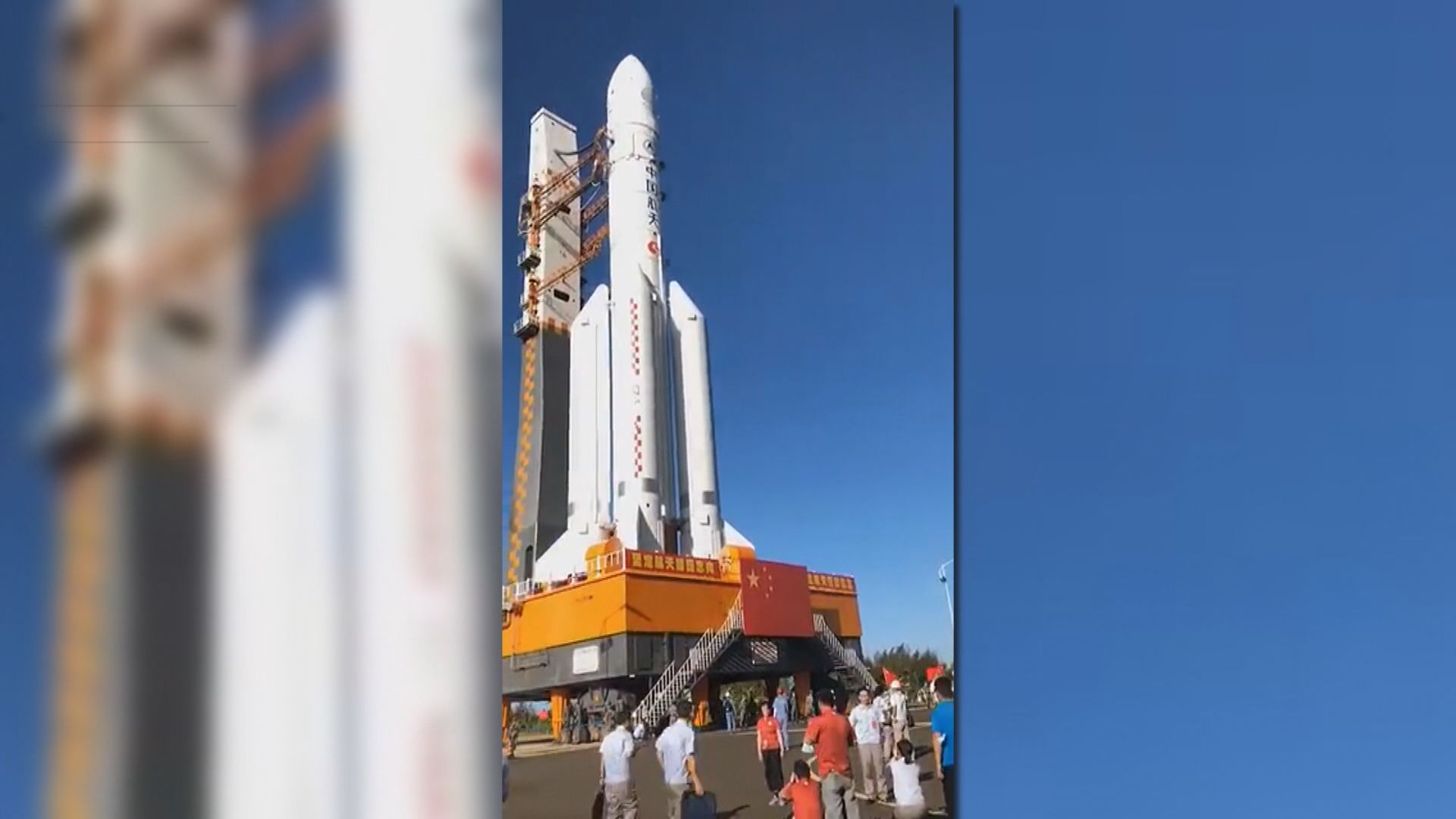 長征五號遙四運載火箭垂直轉運至發射區