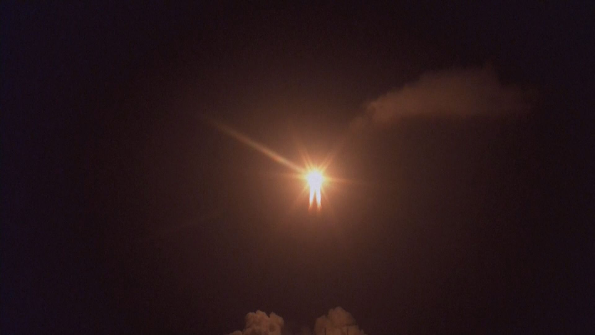 長征火箭搭載嫦娥五號探測器升空