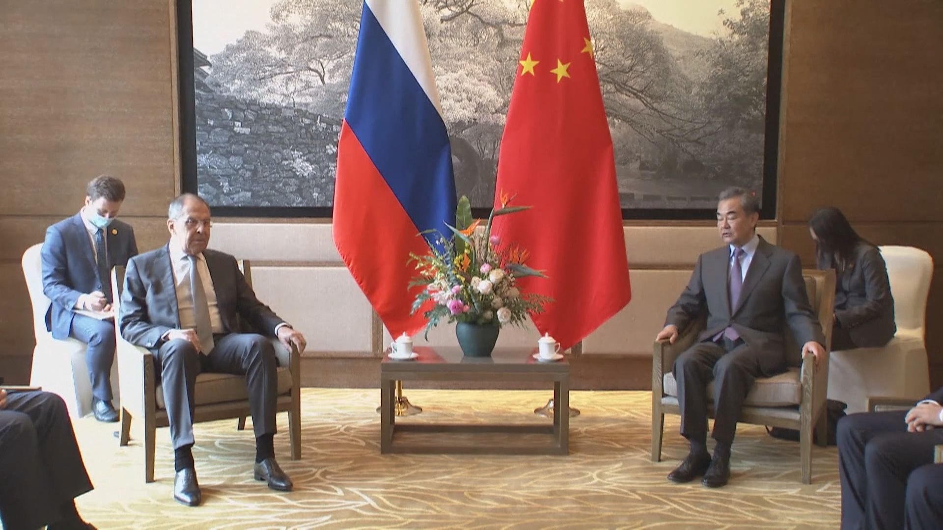 王毅與俄羅斯外長拉夫羅夫會面