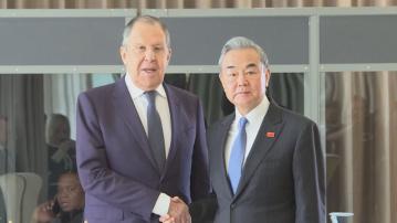 俄外長拉夫羅夫由北韓轉抵中國訪問與外長王毅會面