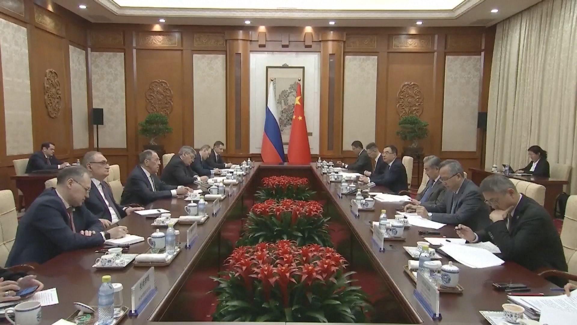 王毅與拉夫羅夫會談　商討籌備年內中俄元首會晤