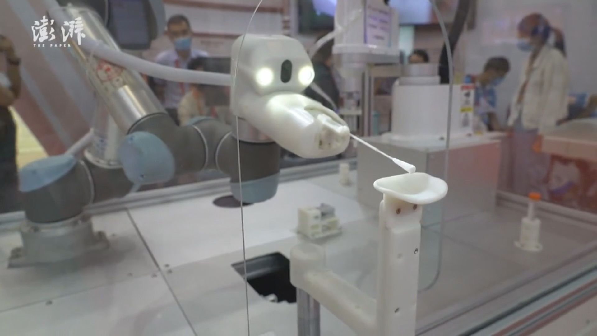 中國貿易交易會展出國產咽拭子採樣機械人