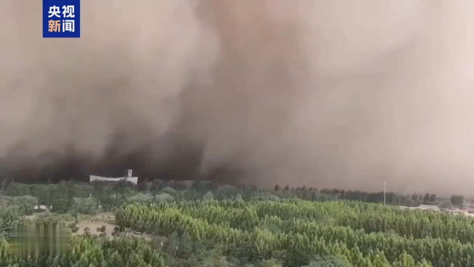 沙塵侵襲新疆南疆多地　百米高沙牆令汽車要慢駛