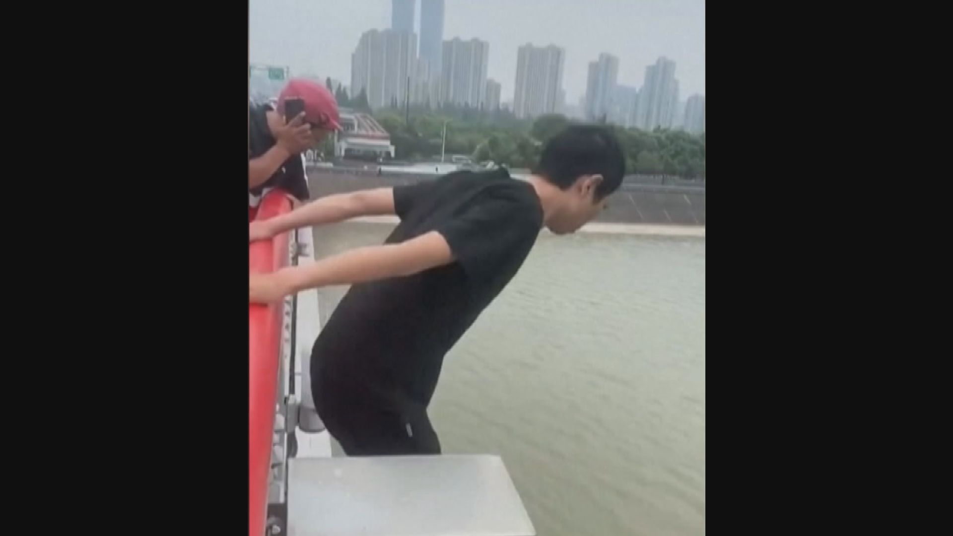 外賣員跳橋救人獲表揚 拒收現金與住宅獎勵