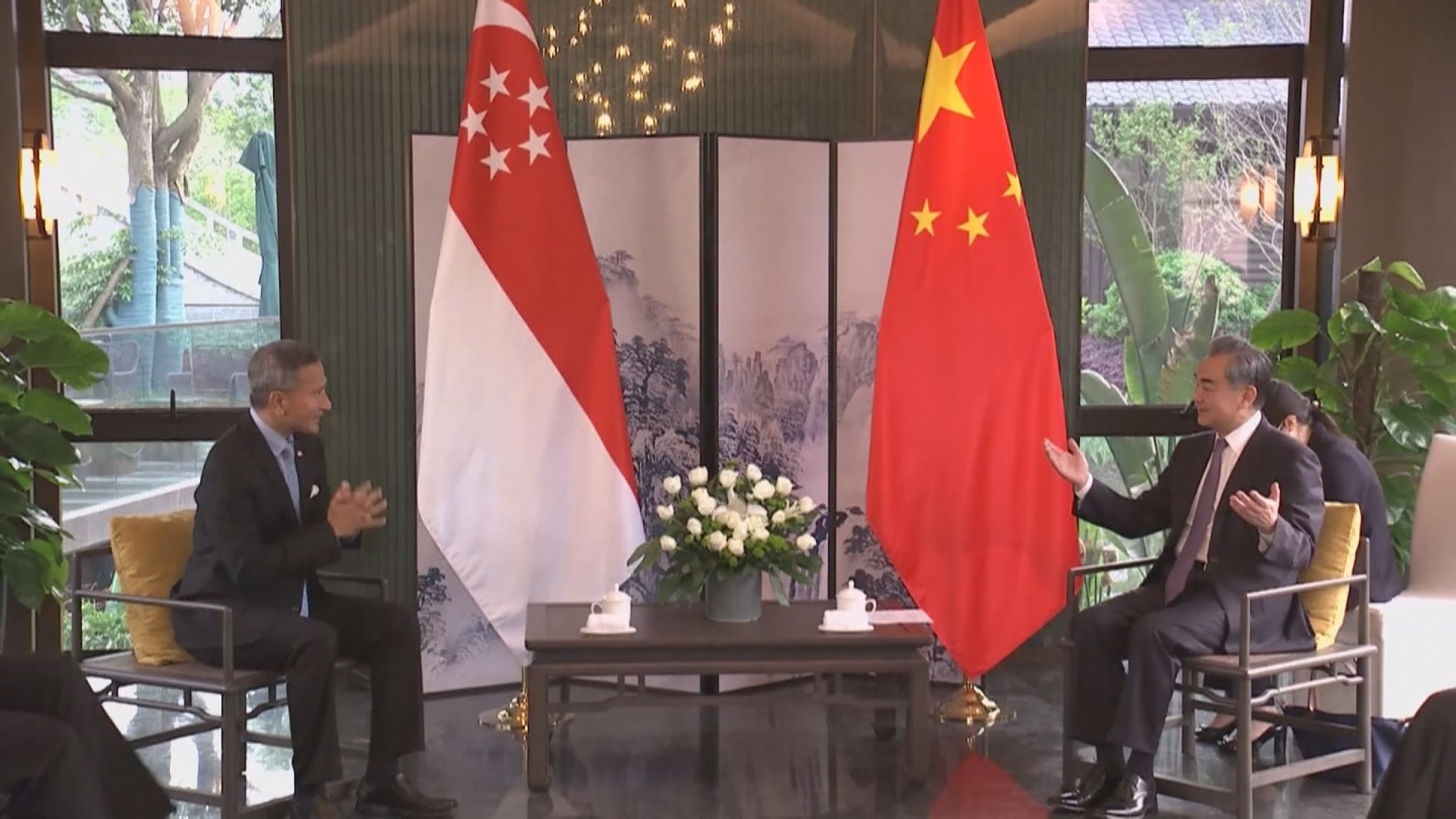 王毅與新加坡外長維文舉行會談