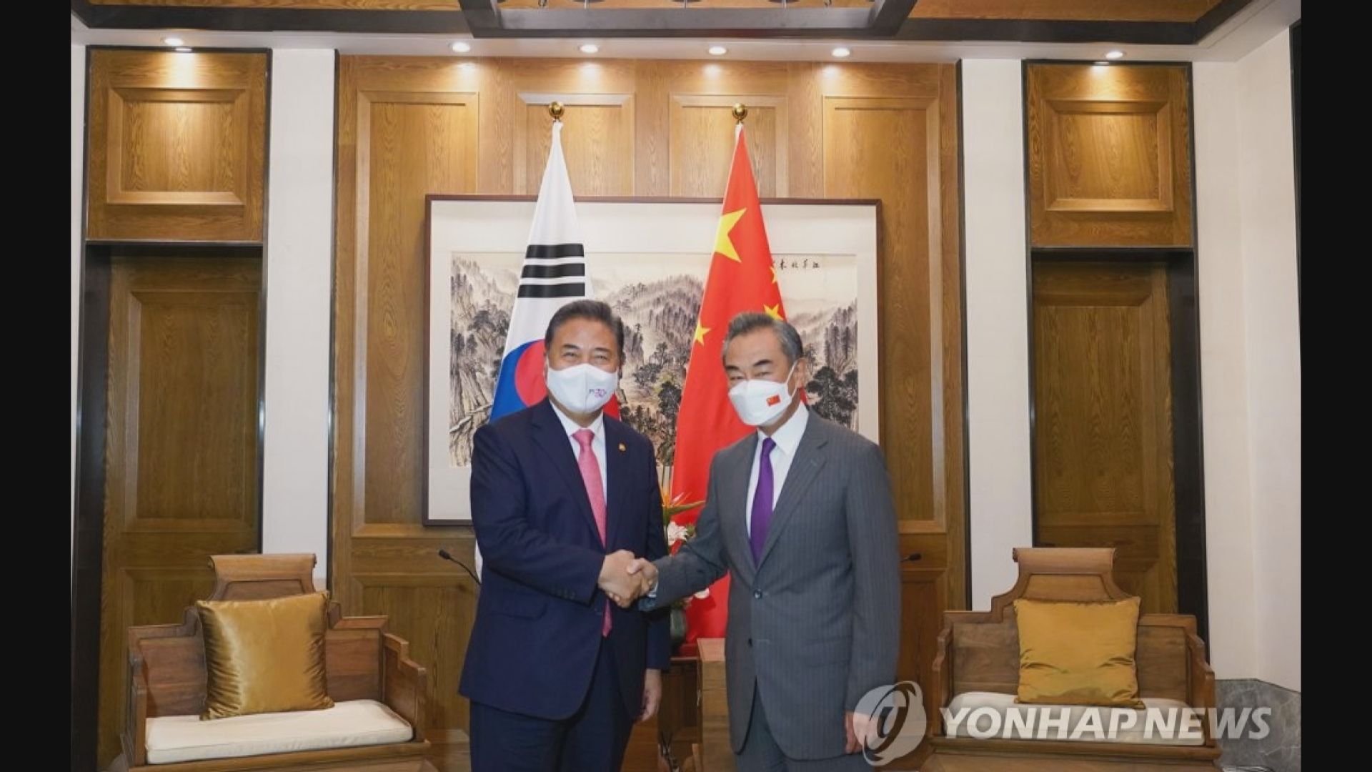 王毅接見南韓外長朴振