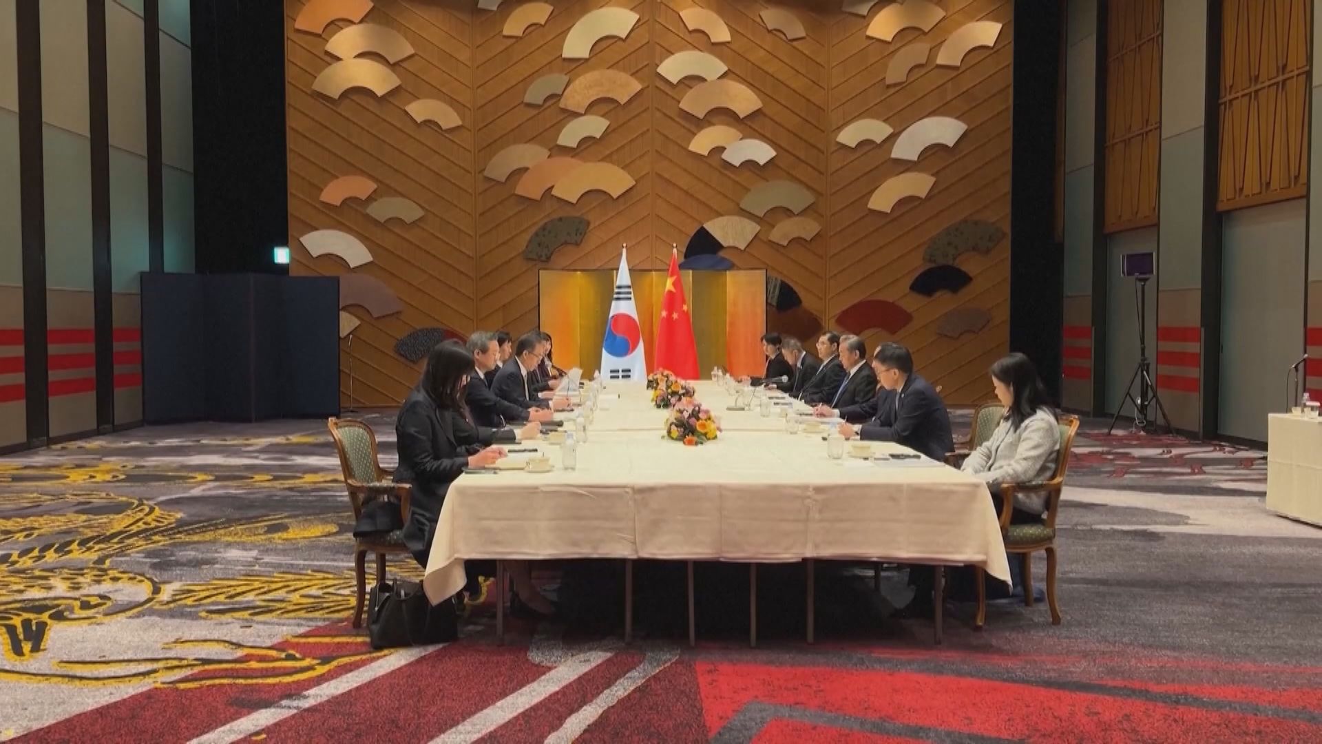 王毅會見南韓外長趙兌烈