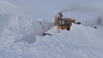新疆通往喀納斯景區道路多處雪崩 部分旅客在道路搶通後離開