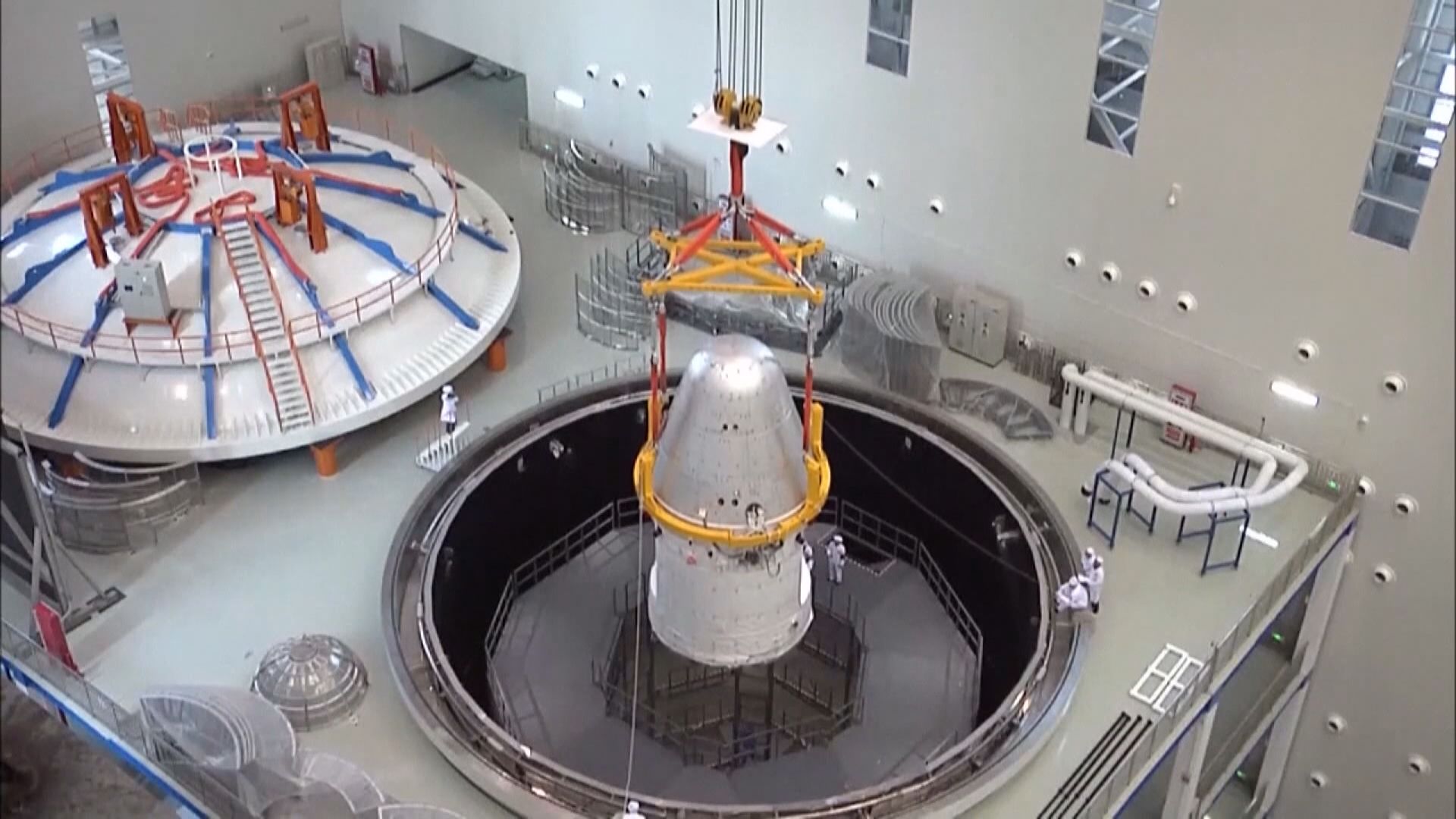 內地新一代載人飛船試驗船返回艙成功着陸