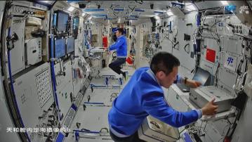 神十八航天員邊健身邊進行航天醫學測試