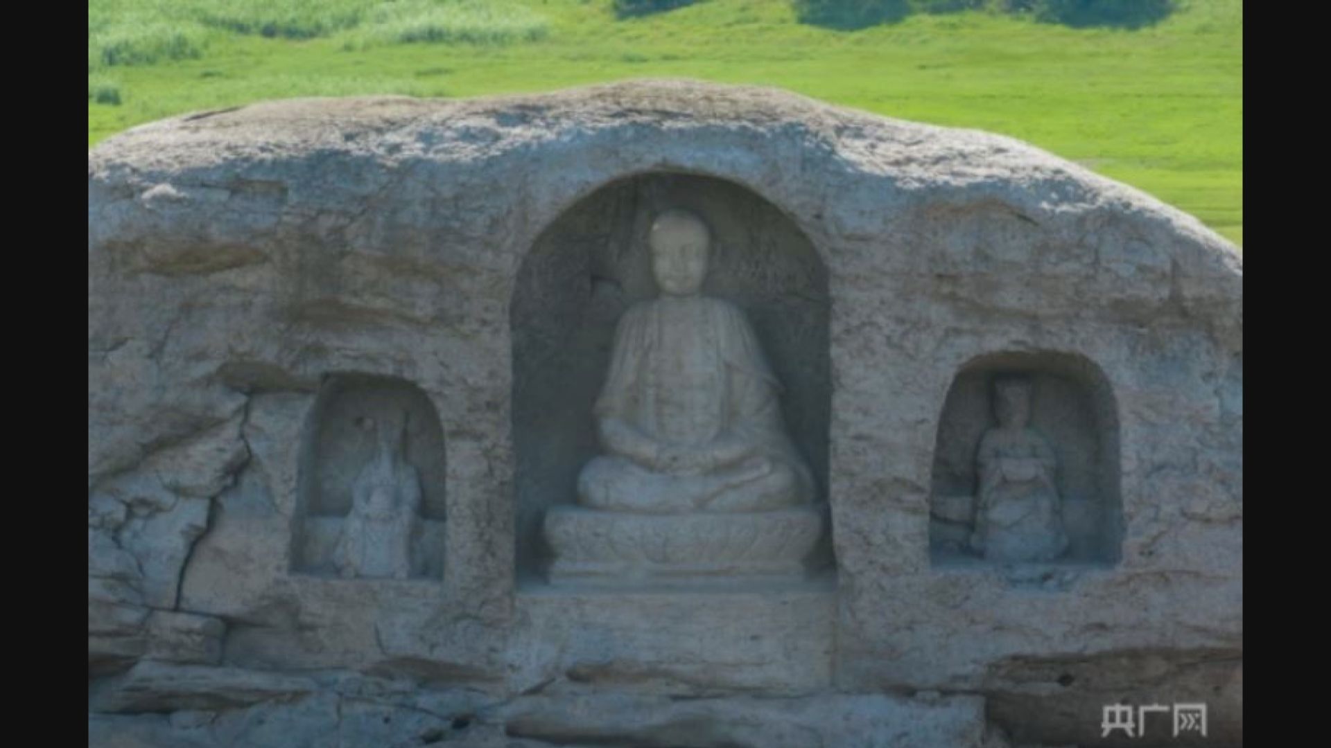 長江重慶段水位降　近六百年前摩崖造像露出水面