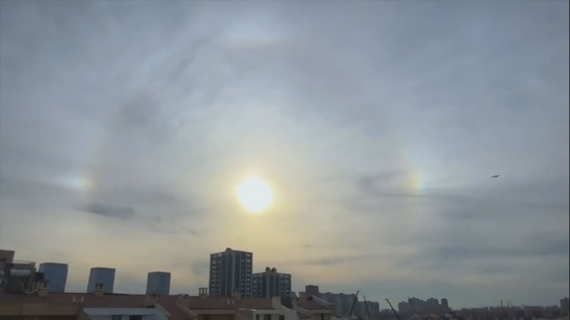 北京上空出現三個「太陽」
