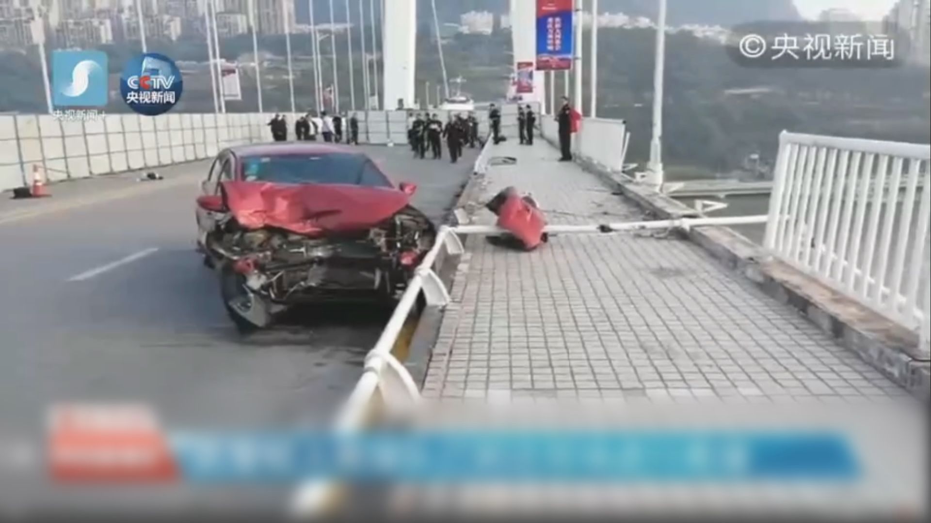 重慶巴士與私家車相撞後跌入長江