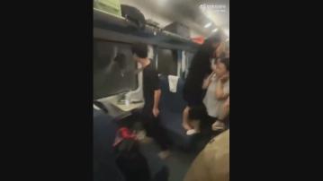 浙江列車脫線相撞　一名男乘客砸窗通風遭警方帶走